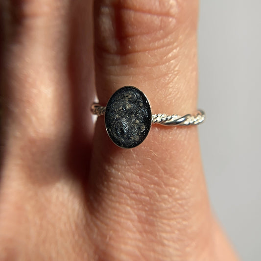 silver oval twsited rope band ring on hand