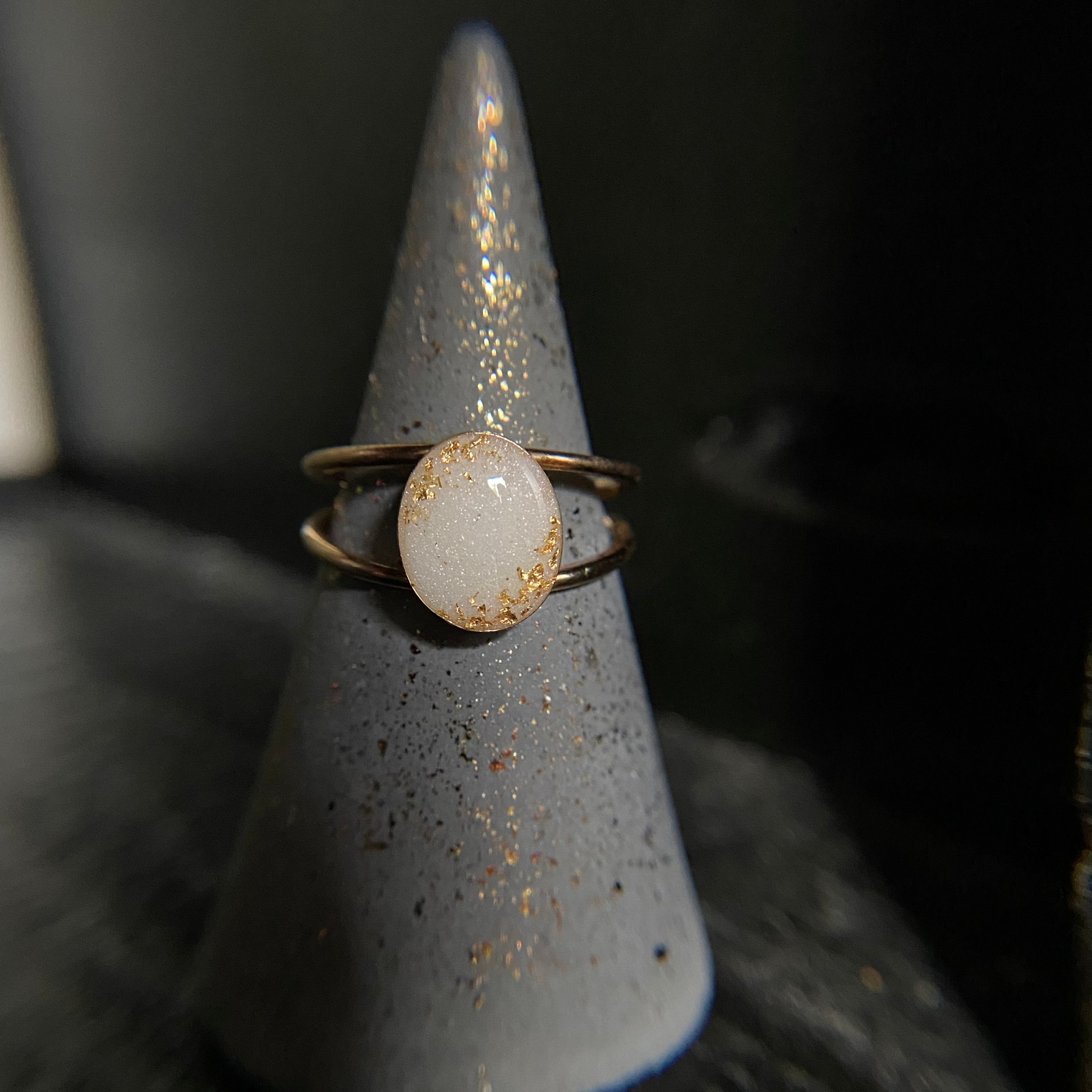 breastmilk oval ring with double band in gold with gold flakes on both sides