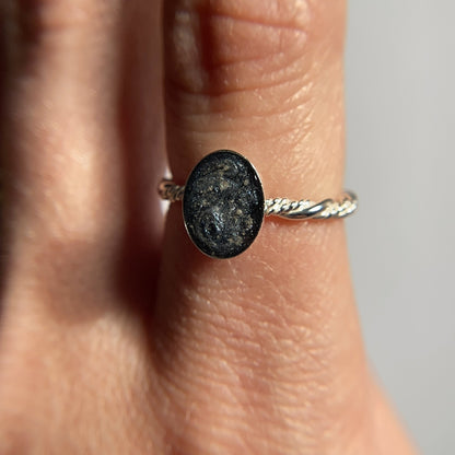 silver oval twsited rope band ring on hand